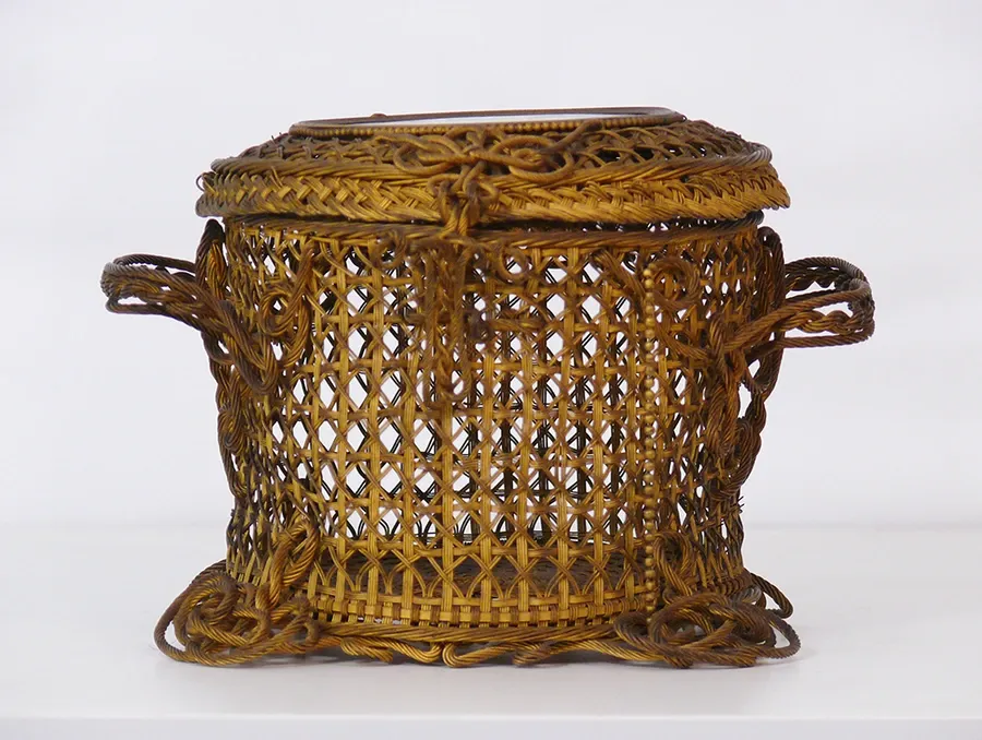 Cestino in metallo dorato con placca di Sevres 2.webp