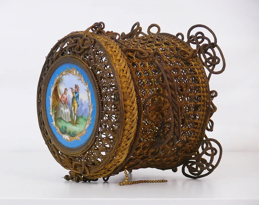 Cestino in metallo dorato con placca di Sevres 3.webp