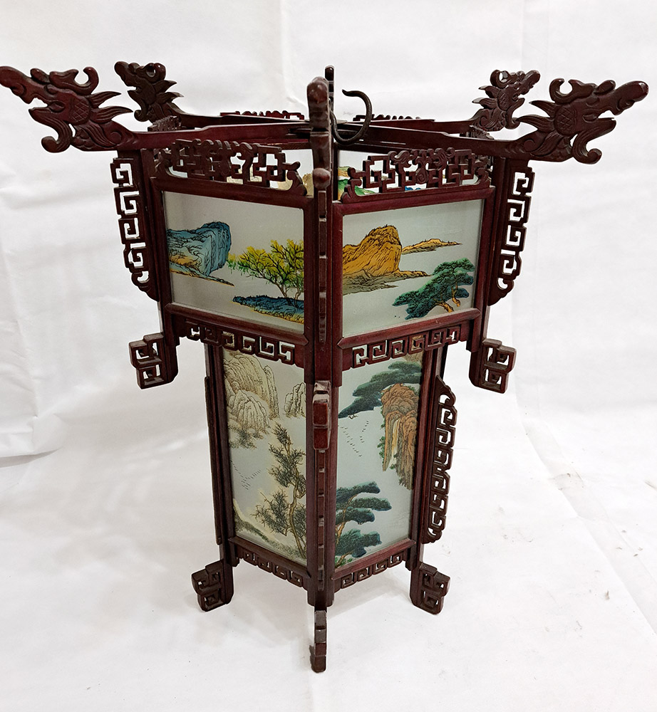 Lampadario cinese in mogano e vetro dipinto