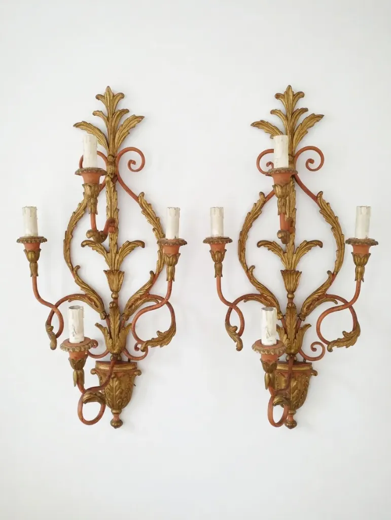 [CA1118] Coppia di appliques in ferro e legno dorato