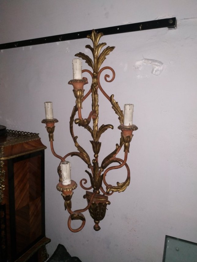 Coppia di appliques in ferro e legno dorato