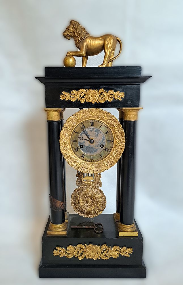 Orologio a colonna in legno e bronzo