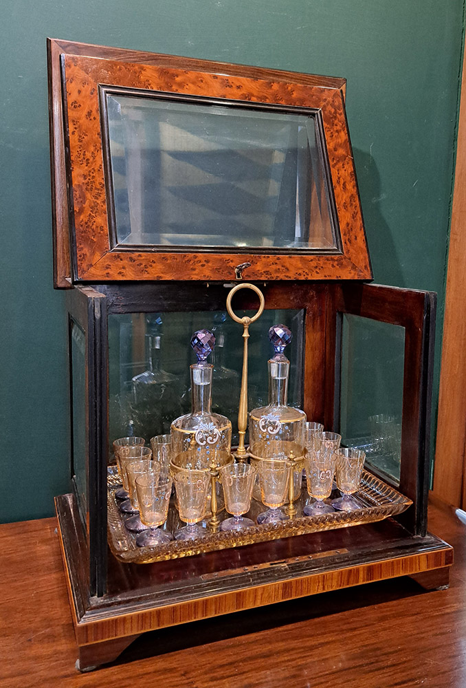 Tantalo in radica di tuja con servizi in cristallo