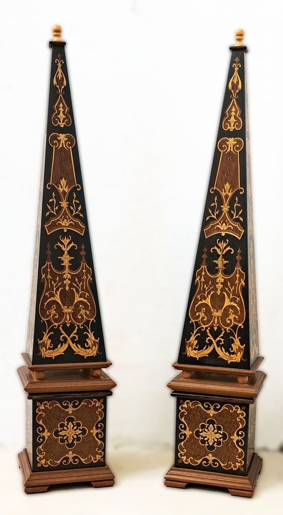[CA1301] Coppia di obelischi in legno