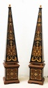 Coppia di obelischi in legno
