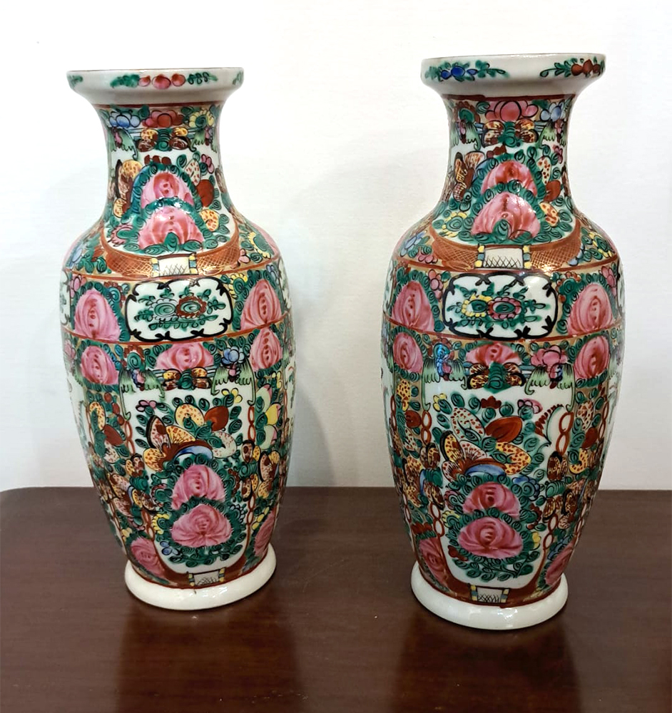 [CA1356] Coppia di vasetti in porcellana policroma