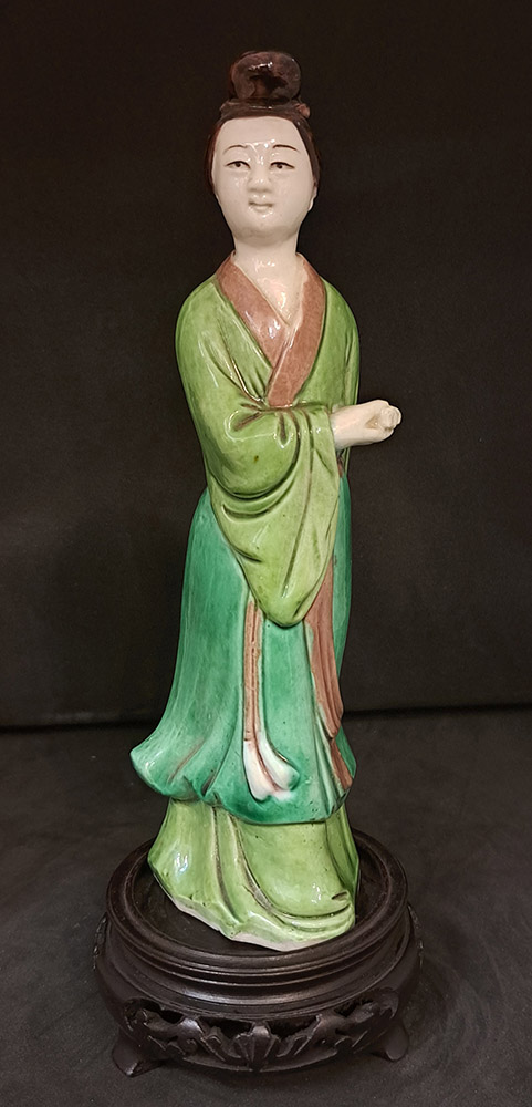 Sculturina di dama in maiolica Sancai