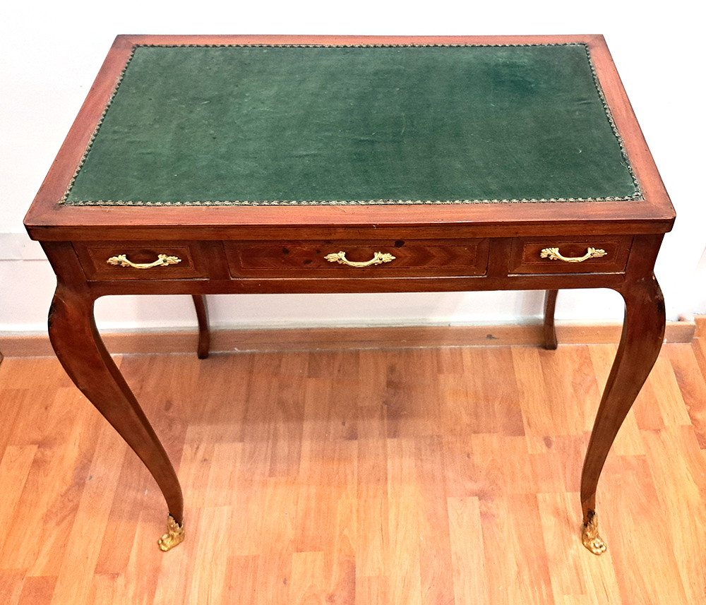 Piccolo scrittoio in noce