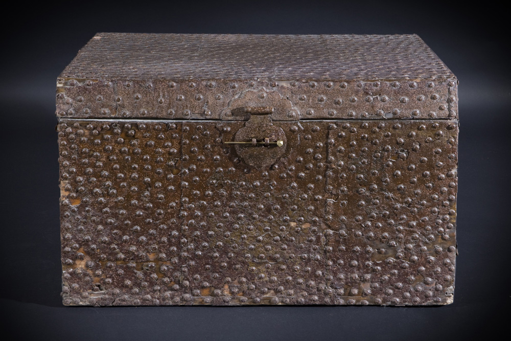 [Z1047] Baule borchiato