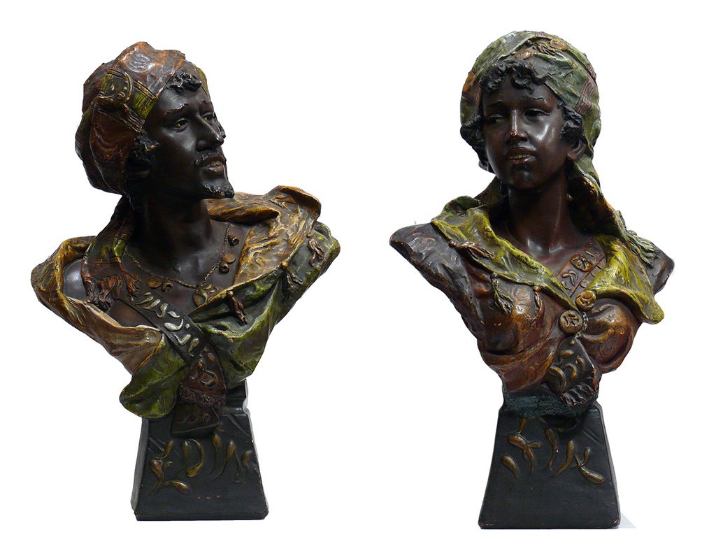 Coppia di busti orientali in terracotta