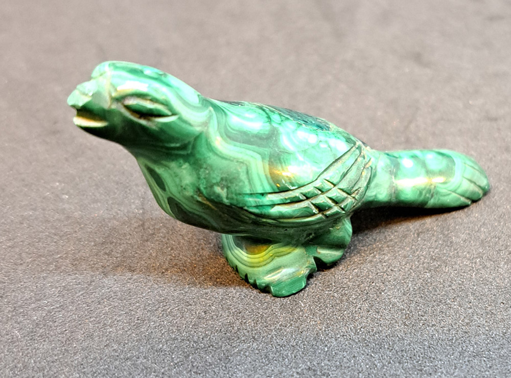 Piccolo uccello in malachite
