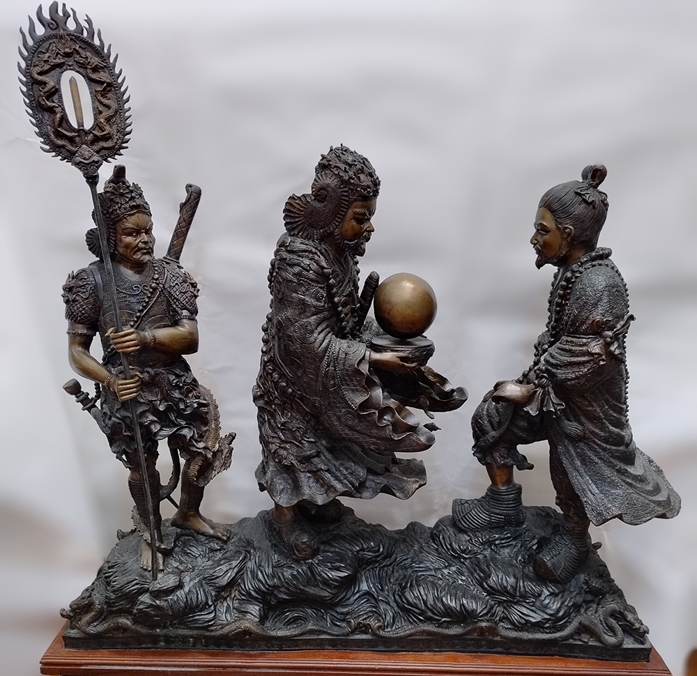 [Z1717] Grande scultura in bronzo raff. 3 guerr. Confucian