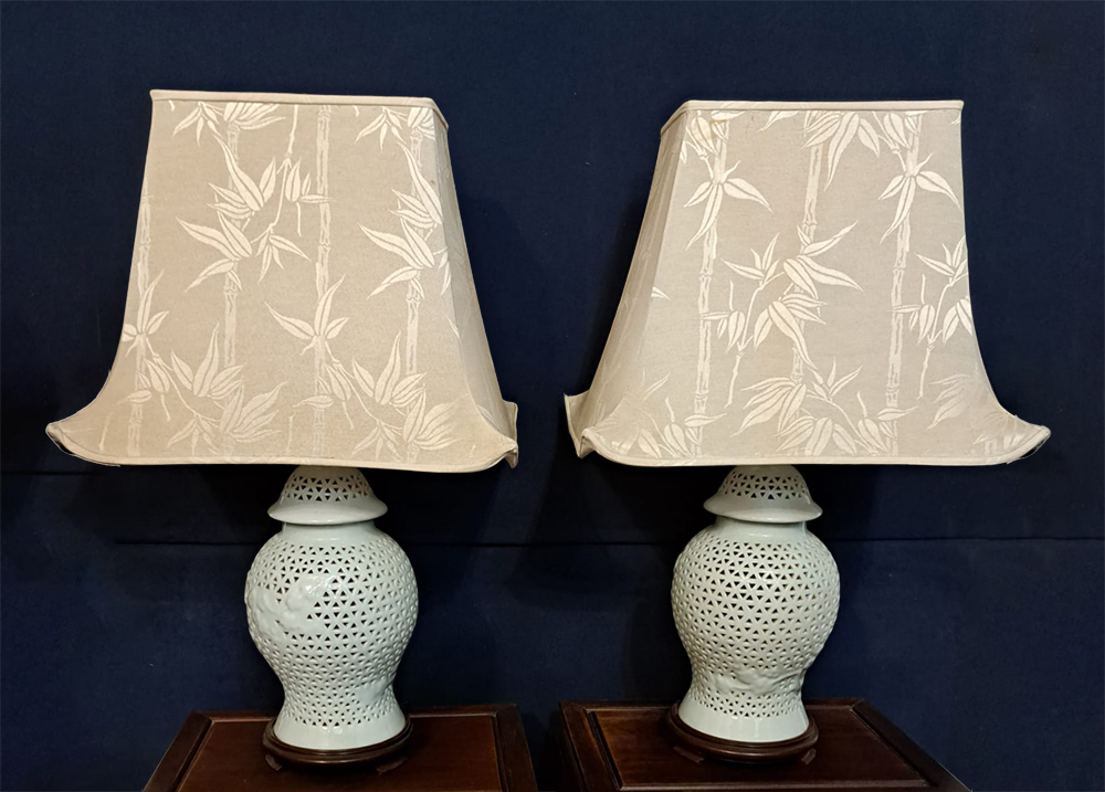 Coppia di vasi in porc. Traforata