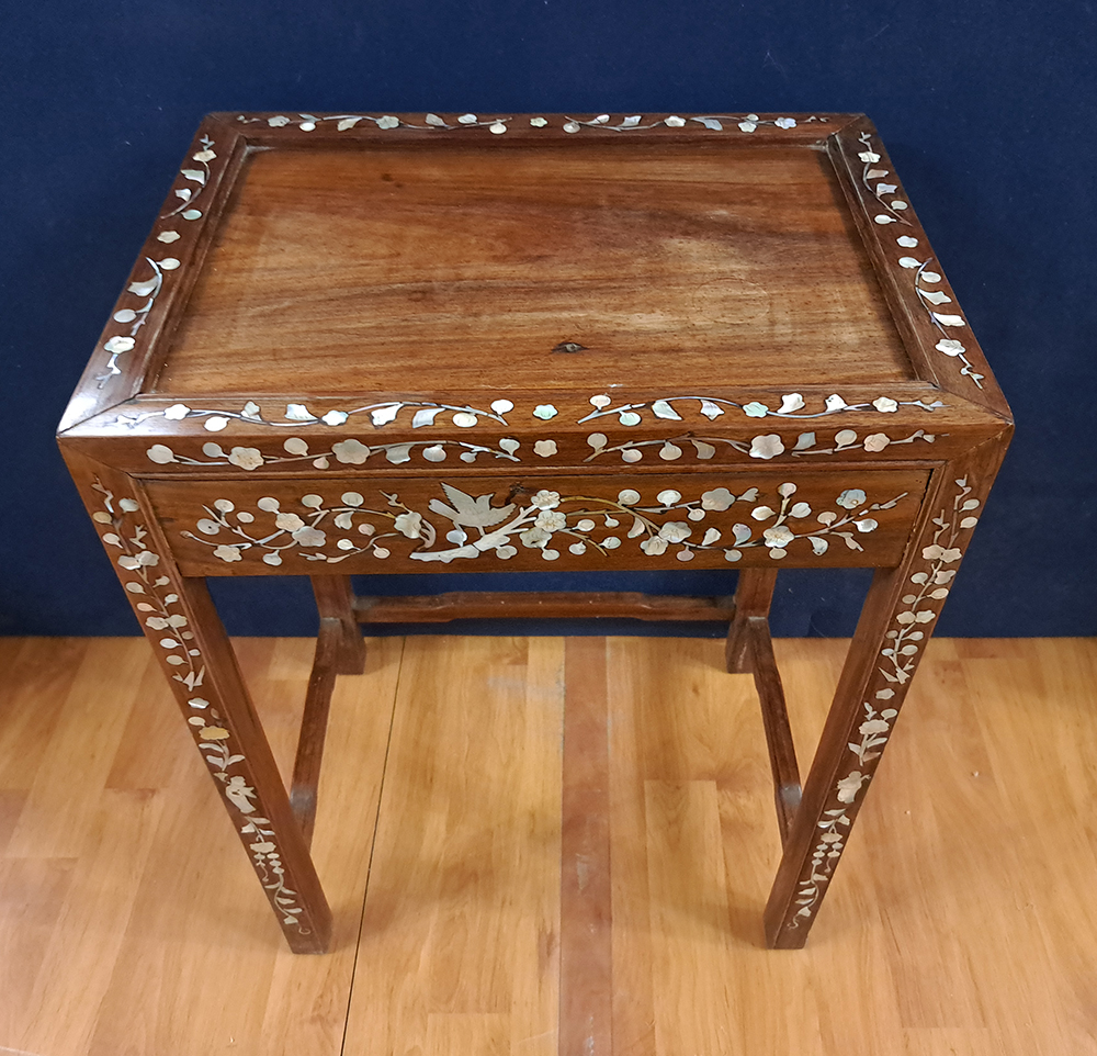 Tavolino in legno intagliato e madreperla