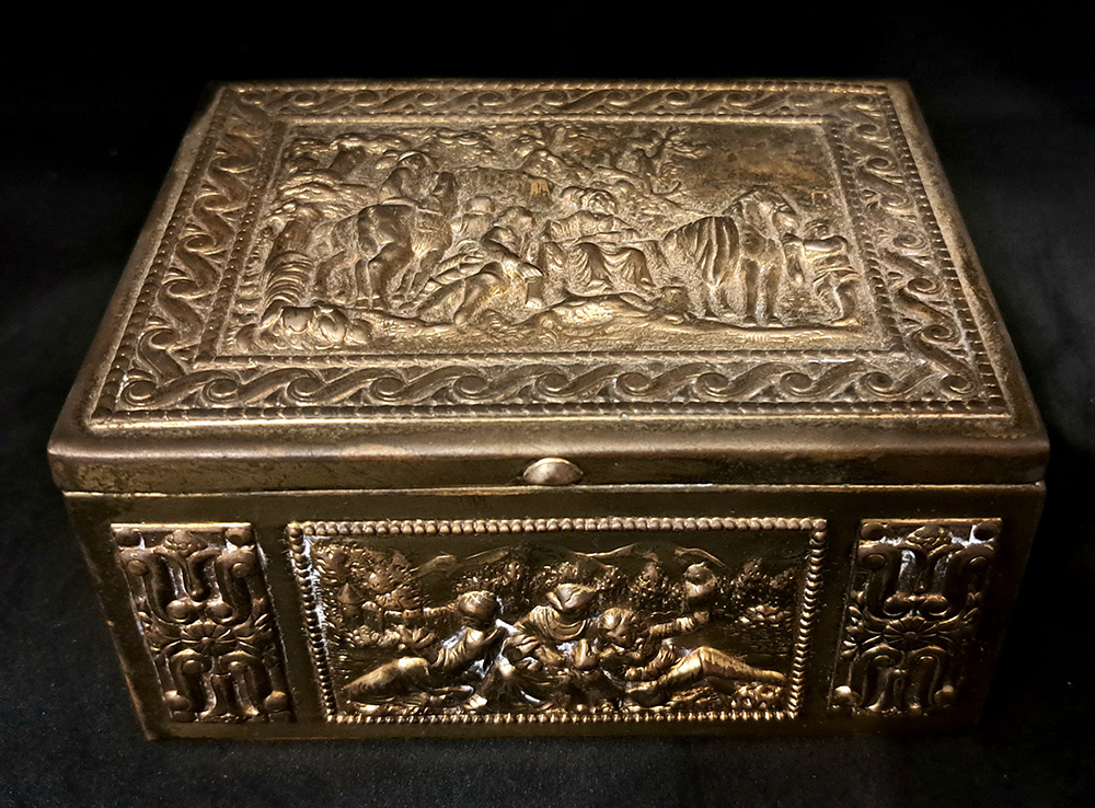 Scatola in legno e lamiera sbalzata