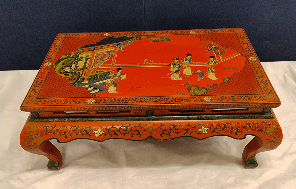 [Z/1818] Tavolino in legno laccato e dipinto in rosso