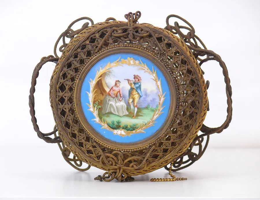Cestino in metallo dorato con placca di Sevres