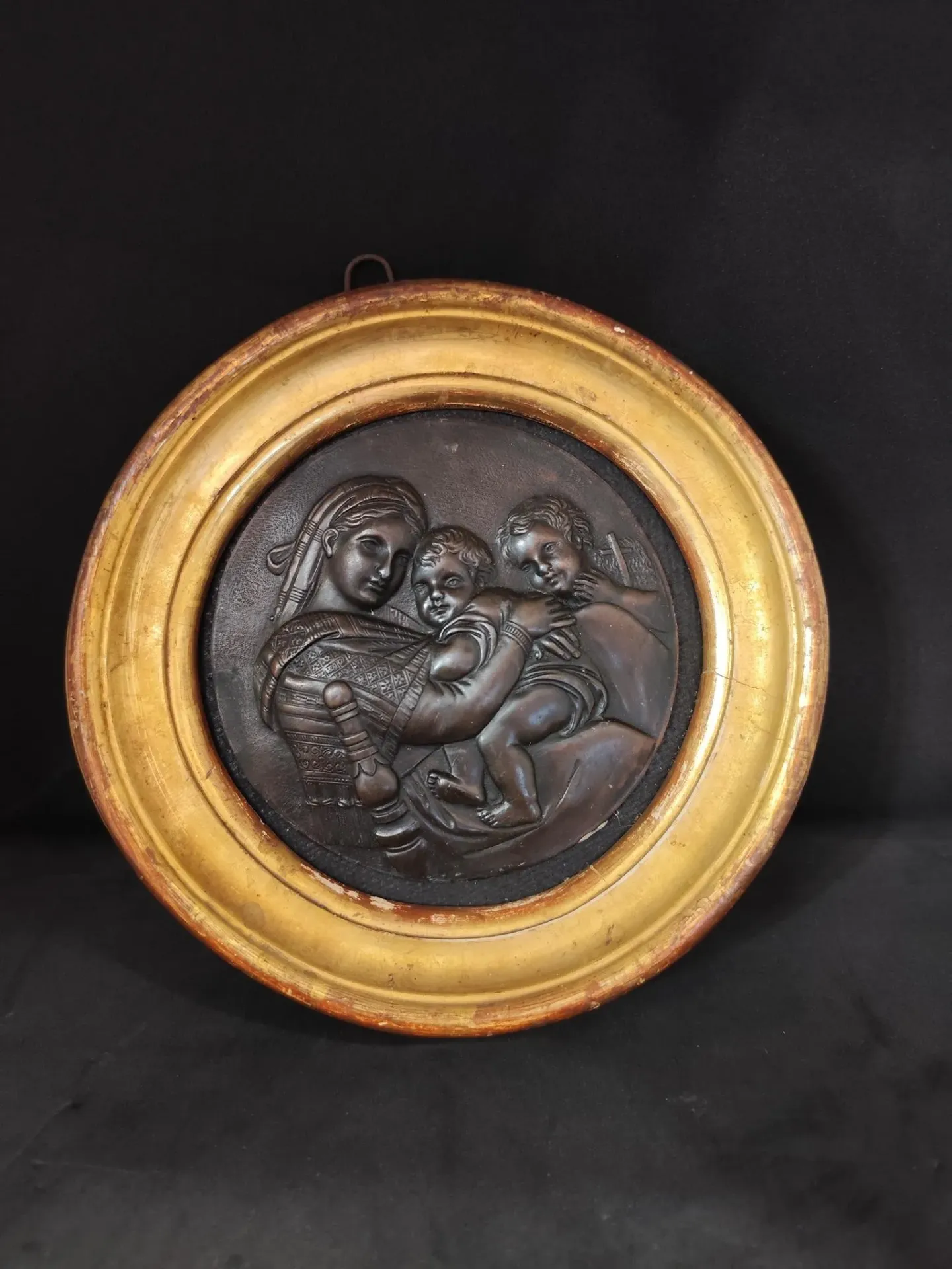 Bassorilievo in bronzo brunito con cornice antica
