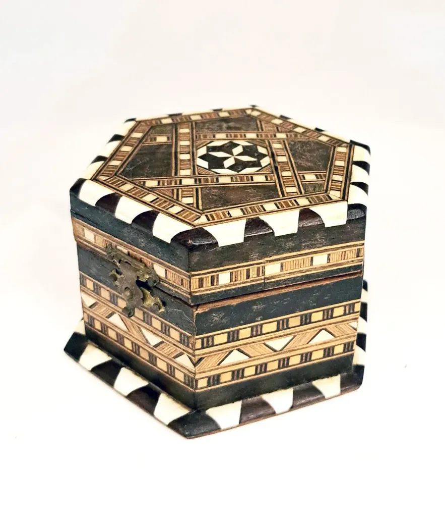 [CA/1581] Piccolo contenitore in legno e osso