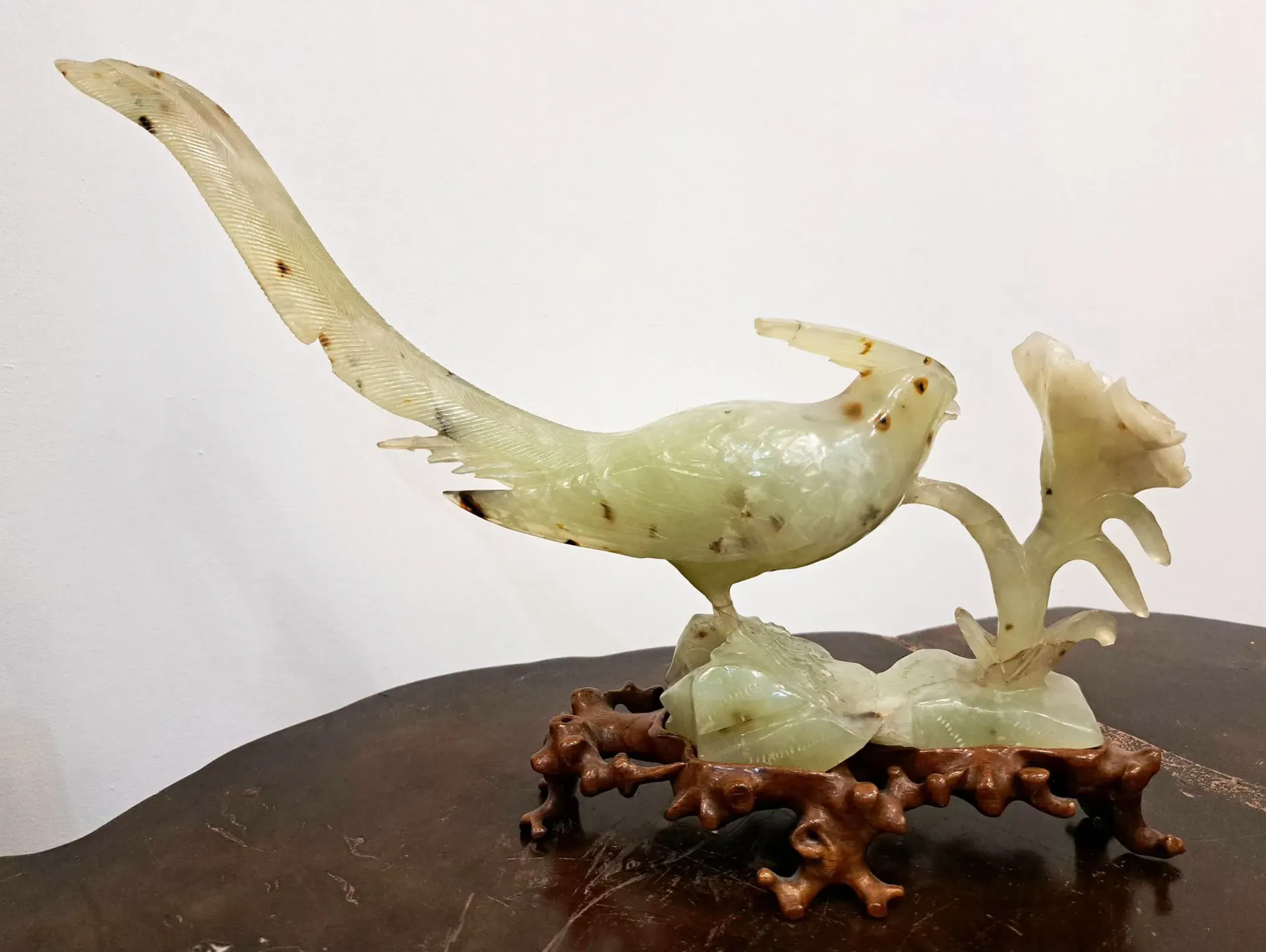 Sculturina in giada raff. uccello