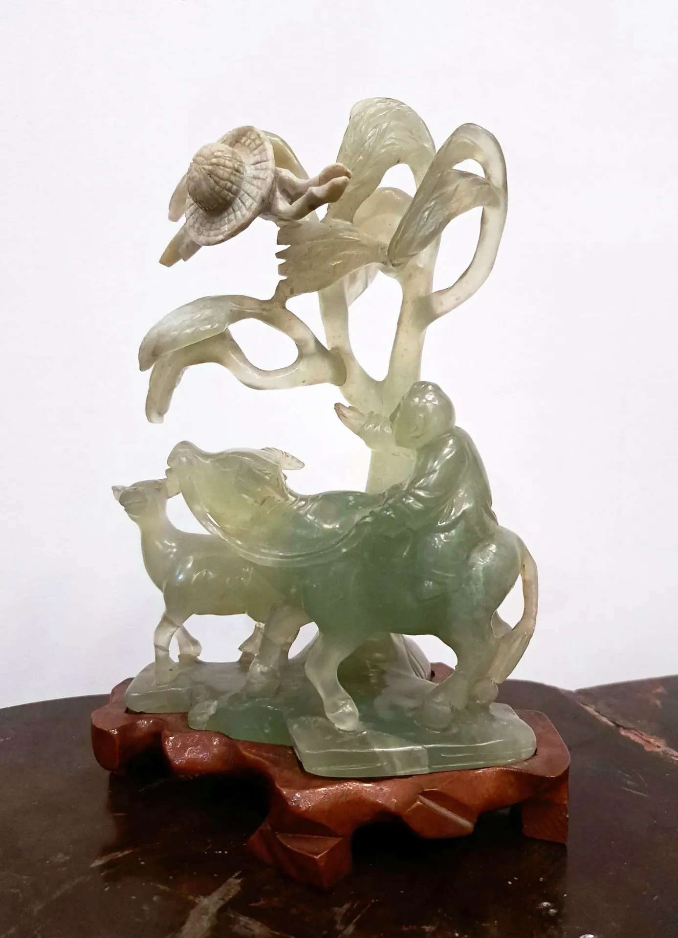 Sculturina in giada raff. scena di vita